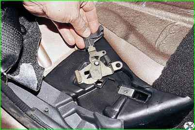 Rücksitz und seine Befestigungsteile entfernen