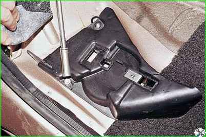 Rücksitz und seine Befestigungsteile entfernen