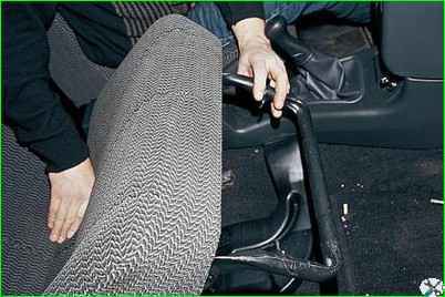 Vordersitz und Schlitten entfernen