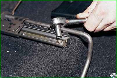 Vordersitz und Schlitten entfernen