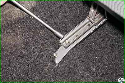 Vordersitz und Schlitten entfernen