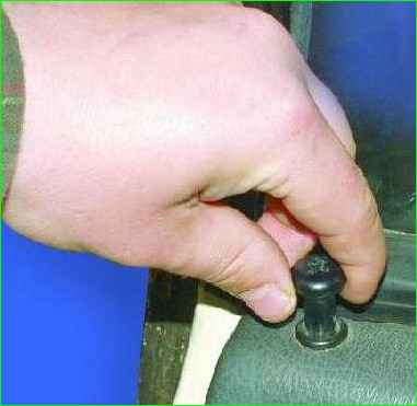 Снятие обшивки задней двери