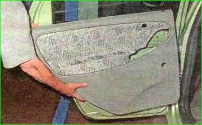 Снятие обшивки задней двери