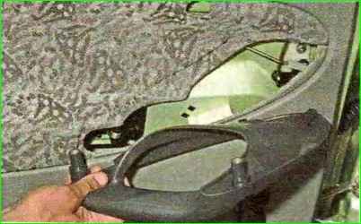 Снятие обшивки задней двери