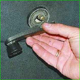 Снятие обшивки задней двери