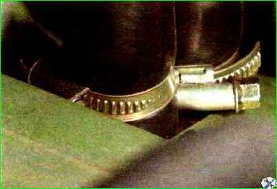 Ausbau und Einbau eines Armaturenbretts im Auto