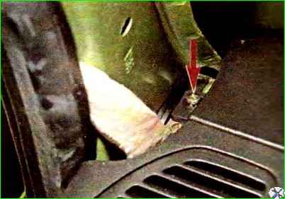 Ausbau und Einbau eines Armaturenbretts im Auto