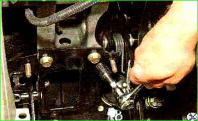 Ausbau und Einbau eines Armaturenbretts im Auto