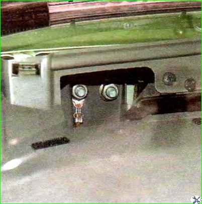 Ausbau und Einbau eines Armaturenbretts im Auto