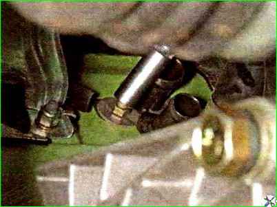 Ausbau und Einbau eines Armaturenbretts im Auto