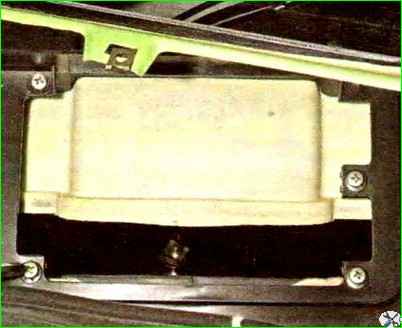 Ausbau und Einbau eines Auto-Armaturenbretts