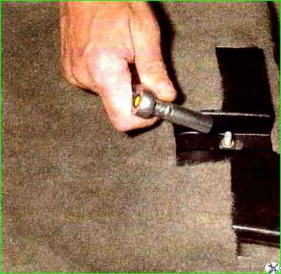 Ausbau und Einbau eines Armaturenbretts im Auto