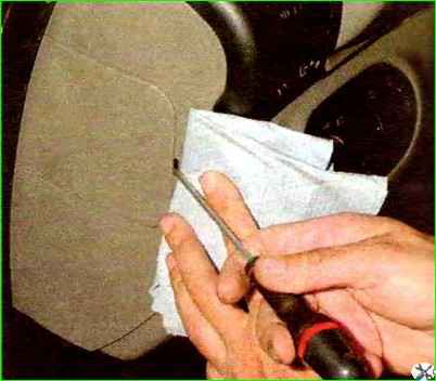 Ausbau und Einbau eines Armaturenbretts im Auto