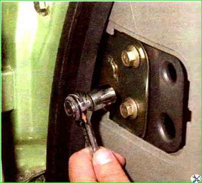 Ausbau und Einbau eines Armaturenbretts im Auto