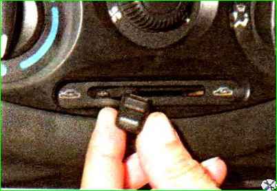 Снятие и установка панели приборов