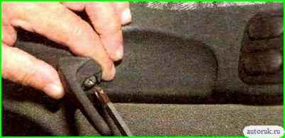 Снятие и установка обивки передней двери