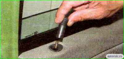 Снятие и установка обивки передней двери