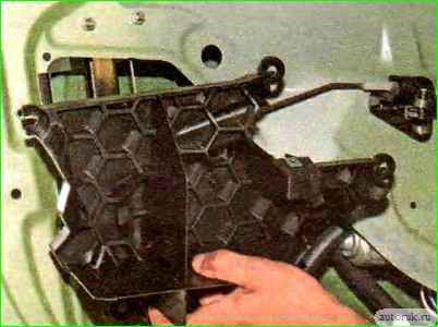 Снятие и установка обивки передней двери