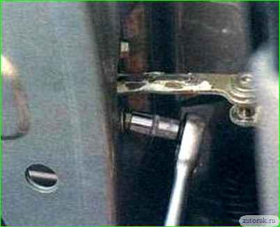 Снятие и установка ограничителя открытия двери