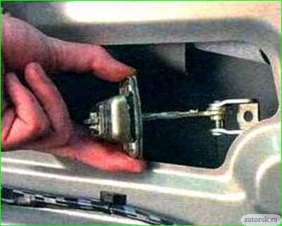 Снятие и установка ограничителя открытия двери