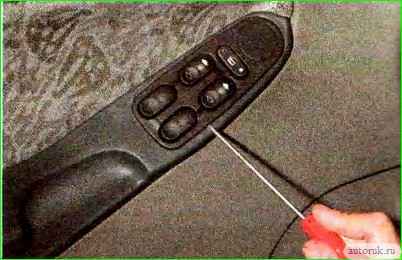 Снятие и установка обивки передней двери