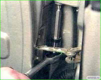 Снятие и установка передней двери