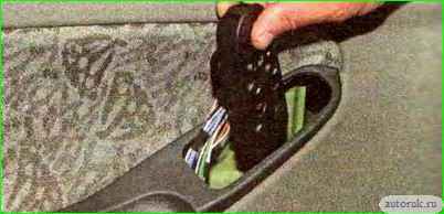 Снятие и установка обивки передней двери