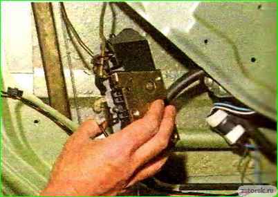 Демонтаж и монтаж наружной ручки и замка передней двери