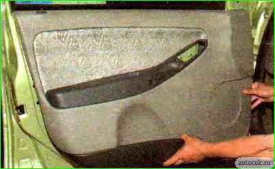 Снятие и установка обивки передней двери