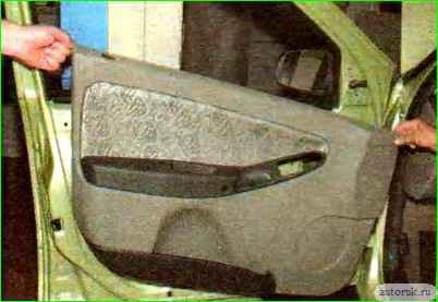 Снятие и установка обивки передней двери