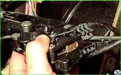 Замена тяг управления вентиляцией и отоплением салона