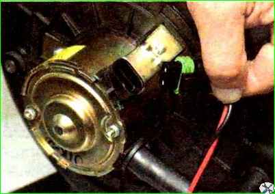 Снятие и установка электродвигателя отопителя