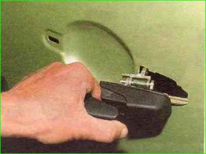 Замена замка и наружной ручки задней двери