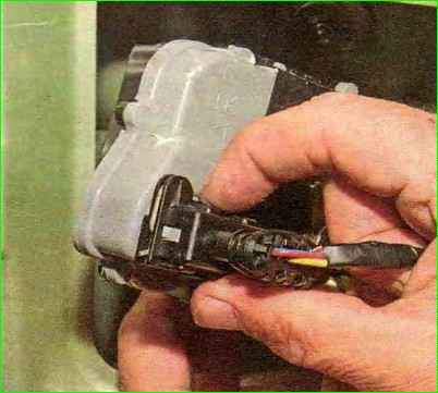 Замена замка и наружной ручки задней двери