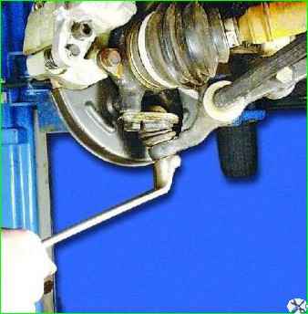 Как заменить шаровой шарнир подвески