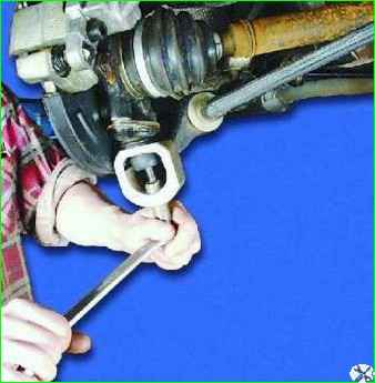 Как заменить шаровой шарнир подвески