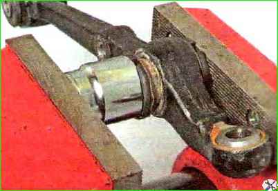 Ремонт рычага передней подвески автомобиля