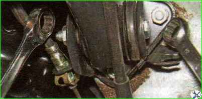 So ersetzen Sie den Silentblock des Heckträgers eines Autos