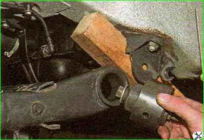 So ersetzen Sie den Silentblock des Heckträgers eines Autos