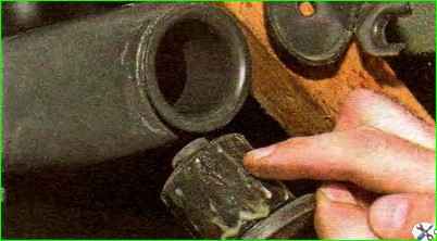 So ersetzen Sie den Silentblock des Heckträgers eines Autos