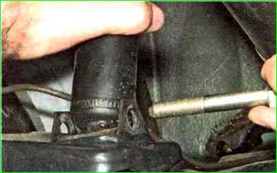 Як зняти та поставити задній амортизатор Лада Калина