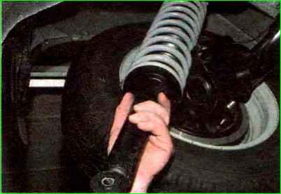 Як зняти та поставити задній амортизатор Лада Калина