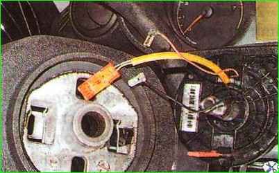 Lenkrad mit Airbag ausbauen