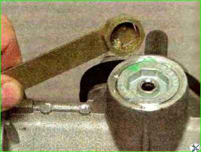 Zerlegen und Zusammenbau des Lenkmechanismus eines Autos