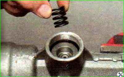 Zerlegung und Zusammenbau des Lenkmechanismus eines Autos