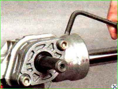 Zerlegen und Zusammenbau des Lenkmechanismus eines Autos