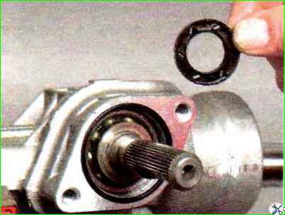 Zerlegen und Zusammenbau des Lenkmechanismus eines Autos