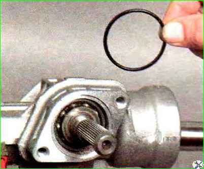 Zerlegen und Zusammenbau des Lenkmechanismus eines Autos