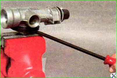 Zerlegen und Zusammenbau des Lenkmechanismus eines Autos