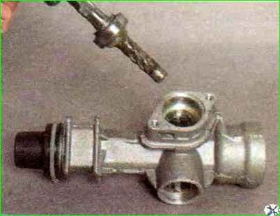 Zerlegung und Zusammenbau des Lenkmechanismus eines Autos